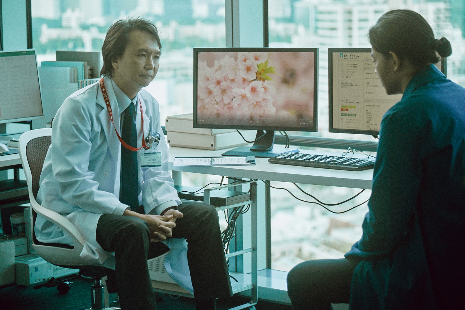 （右）菅田将暉 （C）2022「百花」製作委員会