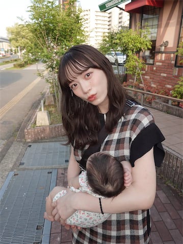上田綺世のモデル妻・由布菜月、愛娘とのお出かけショット公開「お母さんの顔してる」
