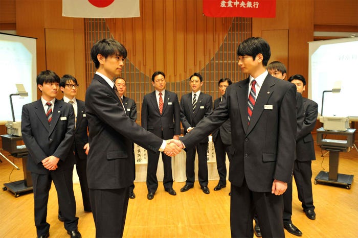 産業中央銀行新人研修ファイナルで、健闘を讃え合う階堂彬(向井理)と山崎瑛(斎藤工)/画像提供:WOWOW