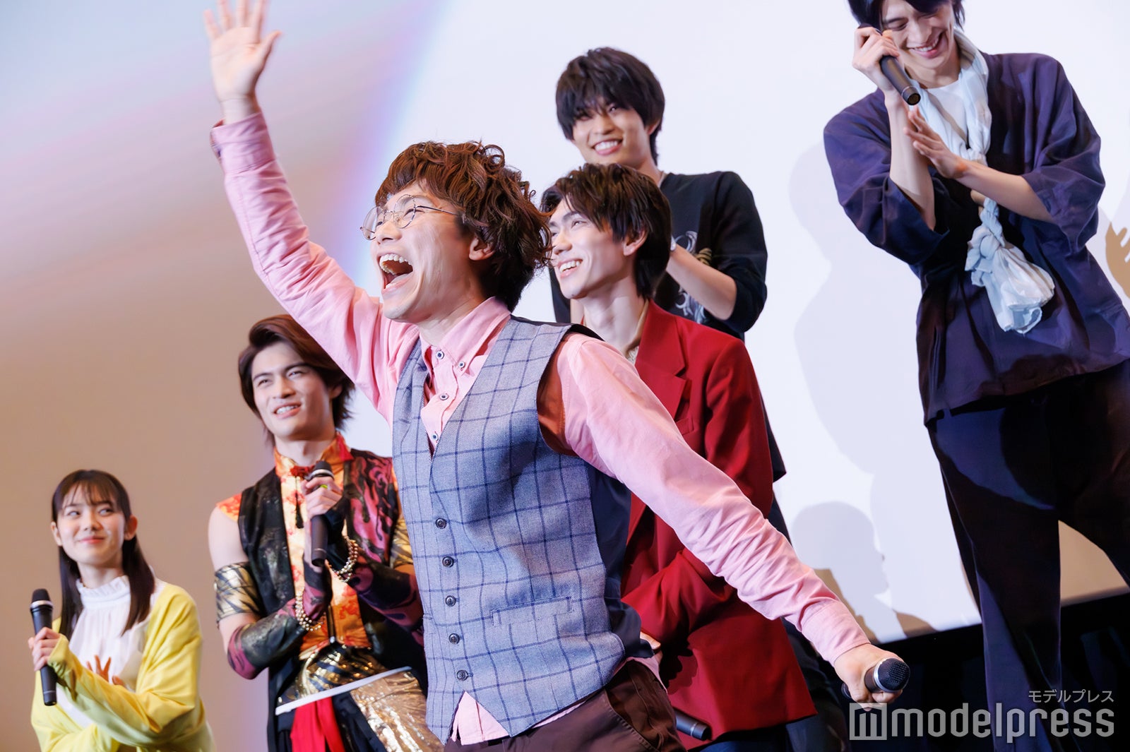 アピールする鈴木浩文（C）モデルプレス