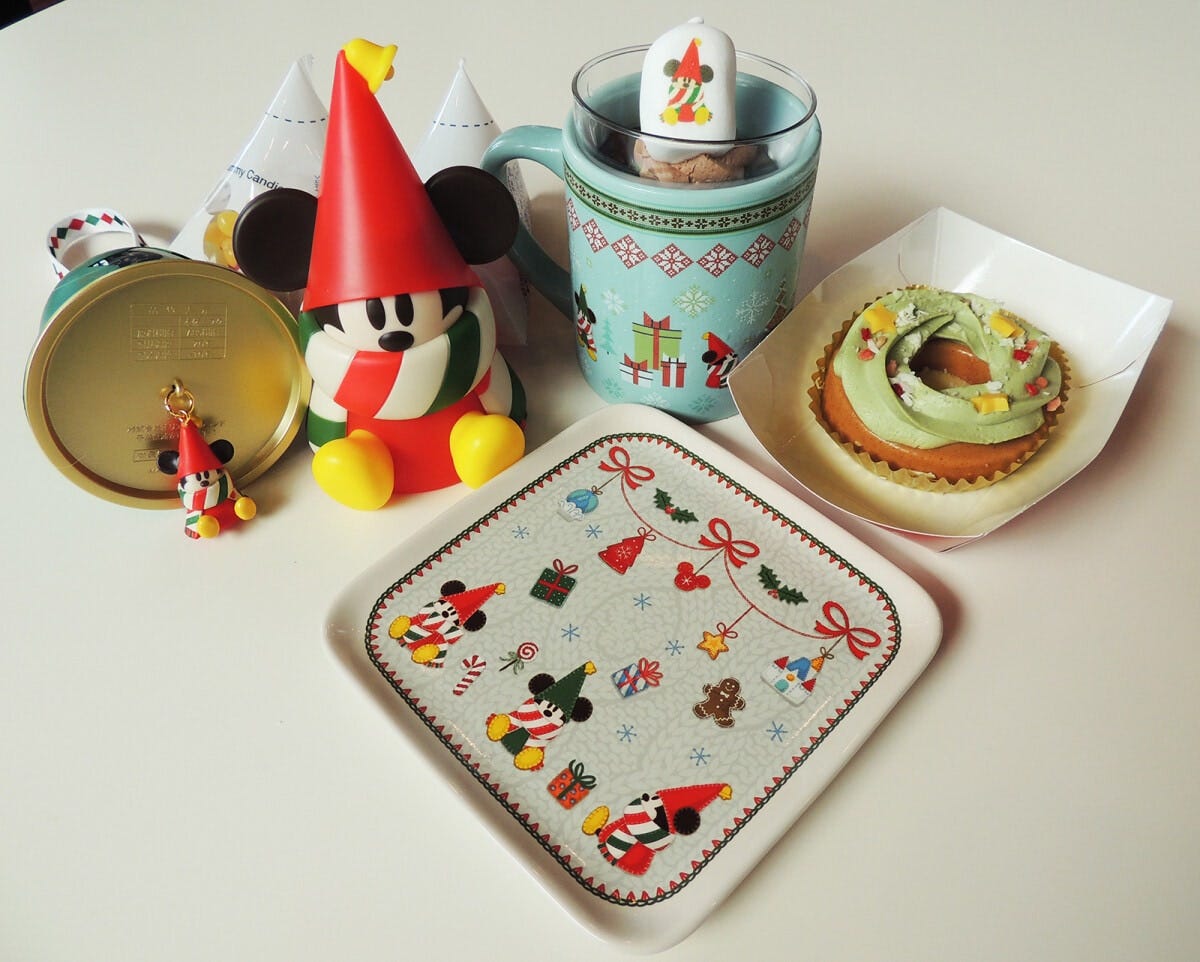 （A）左2つは、ミニスナックケース付きグミキャンディー2種 クリスマスベル（1100円）とリルリンリン（1200円）。（B）カップはコーヒー＆チョコムース、ケーキと皿はプラリネ＆ピスタチオケーキ（いずれも550円、スーベニア付きはプラス550円）