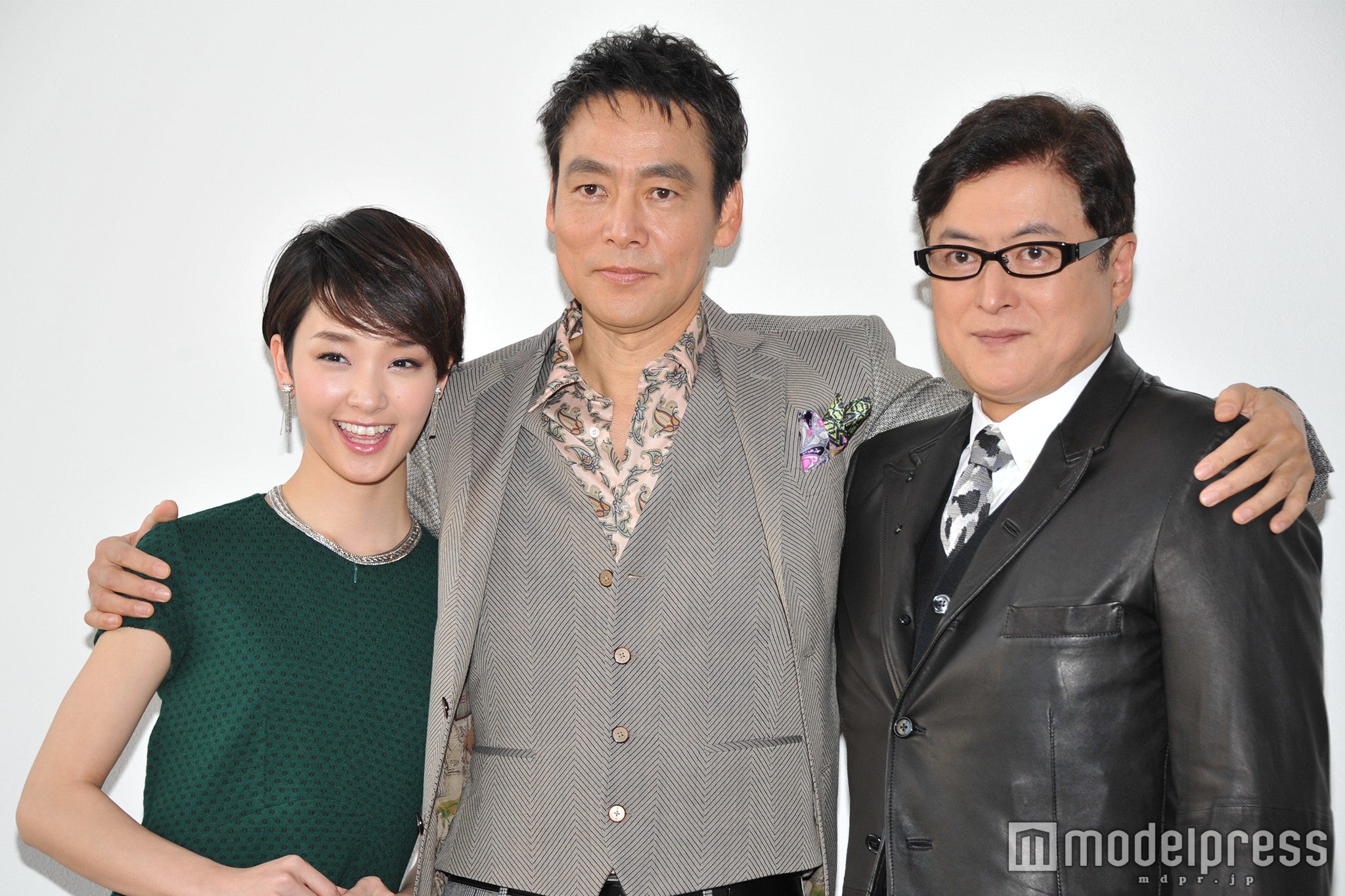 （左から）剛力彩芽、村上弘明、陣内孝則（C）モデルプレス