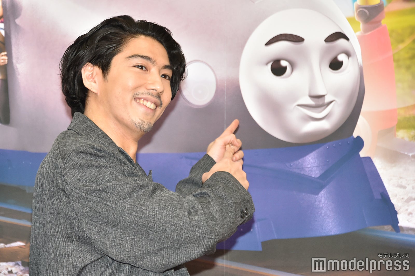 顔が似ているというケンジと2ショットにおさまる賀来賢人 （C）モデルプレス