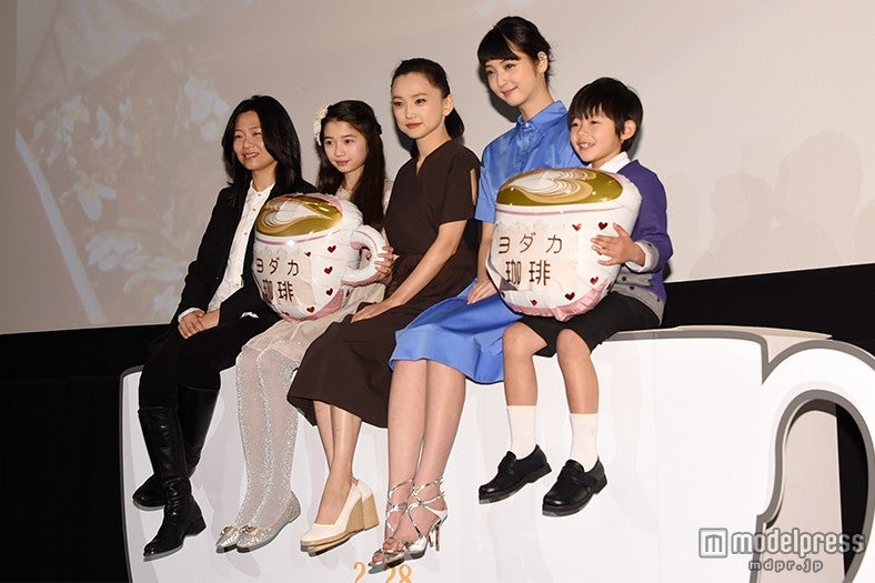 （左より）姜秀瓊監督、桜田ひより、永作博美、佐々木希、保田盛凱清