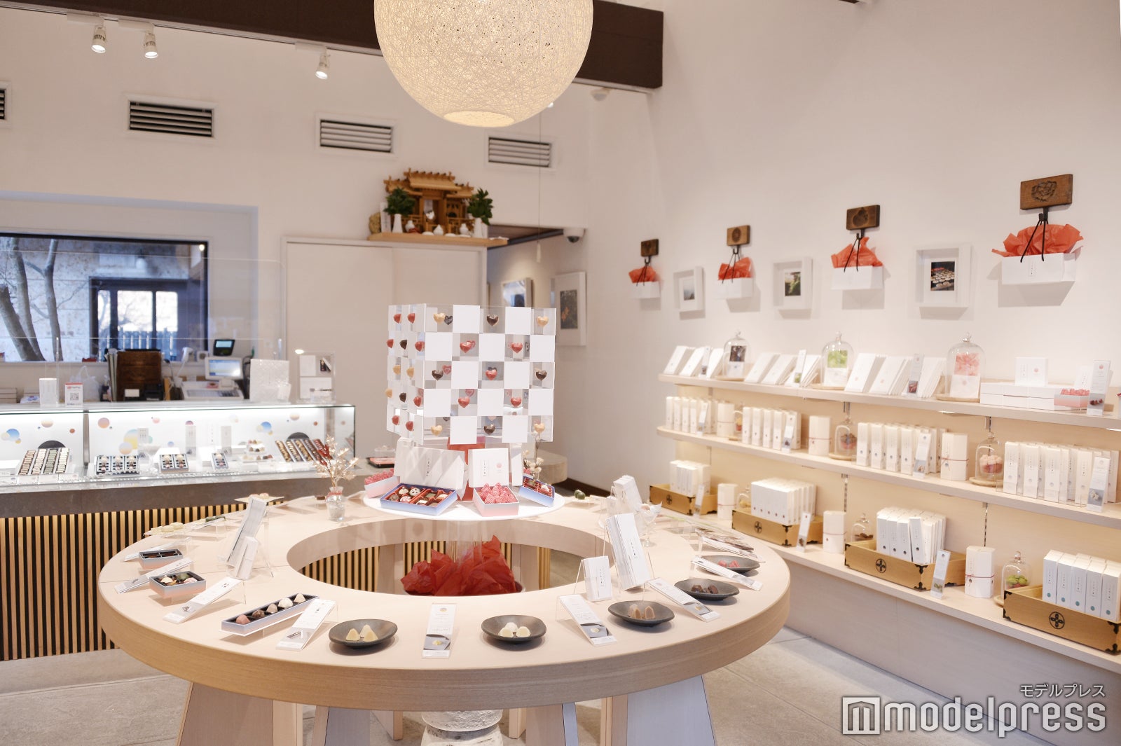 チョコレートを中心にオリジナル菓子が豊富に並ぶ（C）モデルプレス
