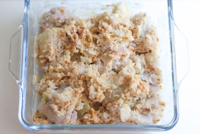 里芋の皮をむいて耐熱容器に入れ、お好みのつぶし加減に粗くつぶしながら、無調整豆乳、味噌、マヨネーズ、砂糖を加えて混ぜ合わせる。 里芋の皮をむいて耐熱容器に入れ、お好みのつぶし加減に粗くつぶしながら、無調整豆乳、味噌、マヨネーズ、砂糖を加えて混ぜ合わせる。