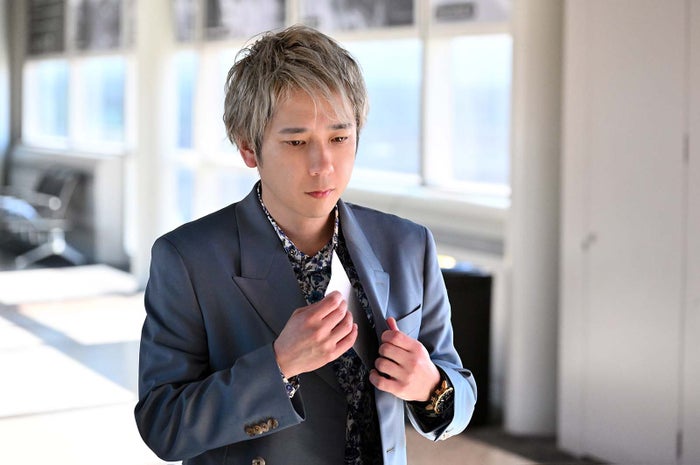 「ブラックペアン シーズン２」天城（二宮和也）の意味深カットが話題 渡海との繋がりに初回から考察合戦「やっぱり…」「生き別れの兄弟説？」