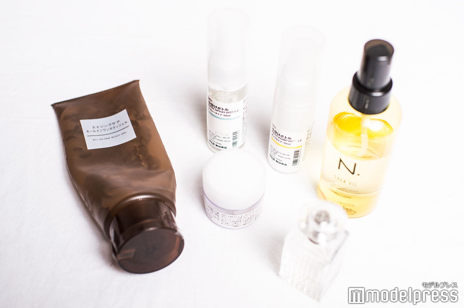 黒木ひかりのメイクポーチ：スキンケア用品は小分けして持ち歩き （C）モデルプレス