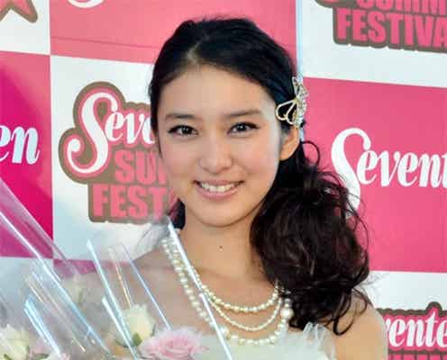 武井咲、純白ミニドレスで卒業式「本当に今日はいい日」