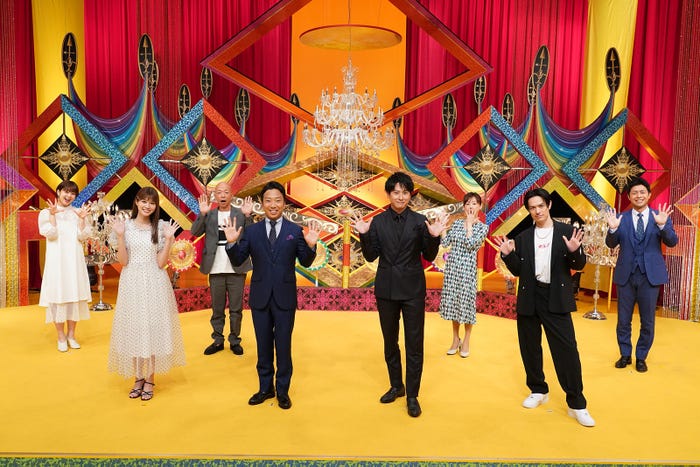 (前列左から)生見愛瑠、市川猿之助、山下健二郎、今市隆二(後列左から)杉原千尋、小峠英二、高橋真麻、榎並大二郎 (C)フジテレビ