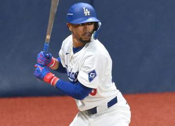 ドジャース戦でアクシデント モリーヨの158キロが球審のマスク直撃 ベッツの打席で本拠地が騒然