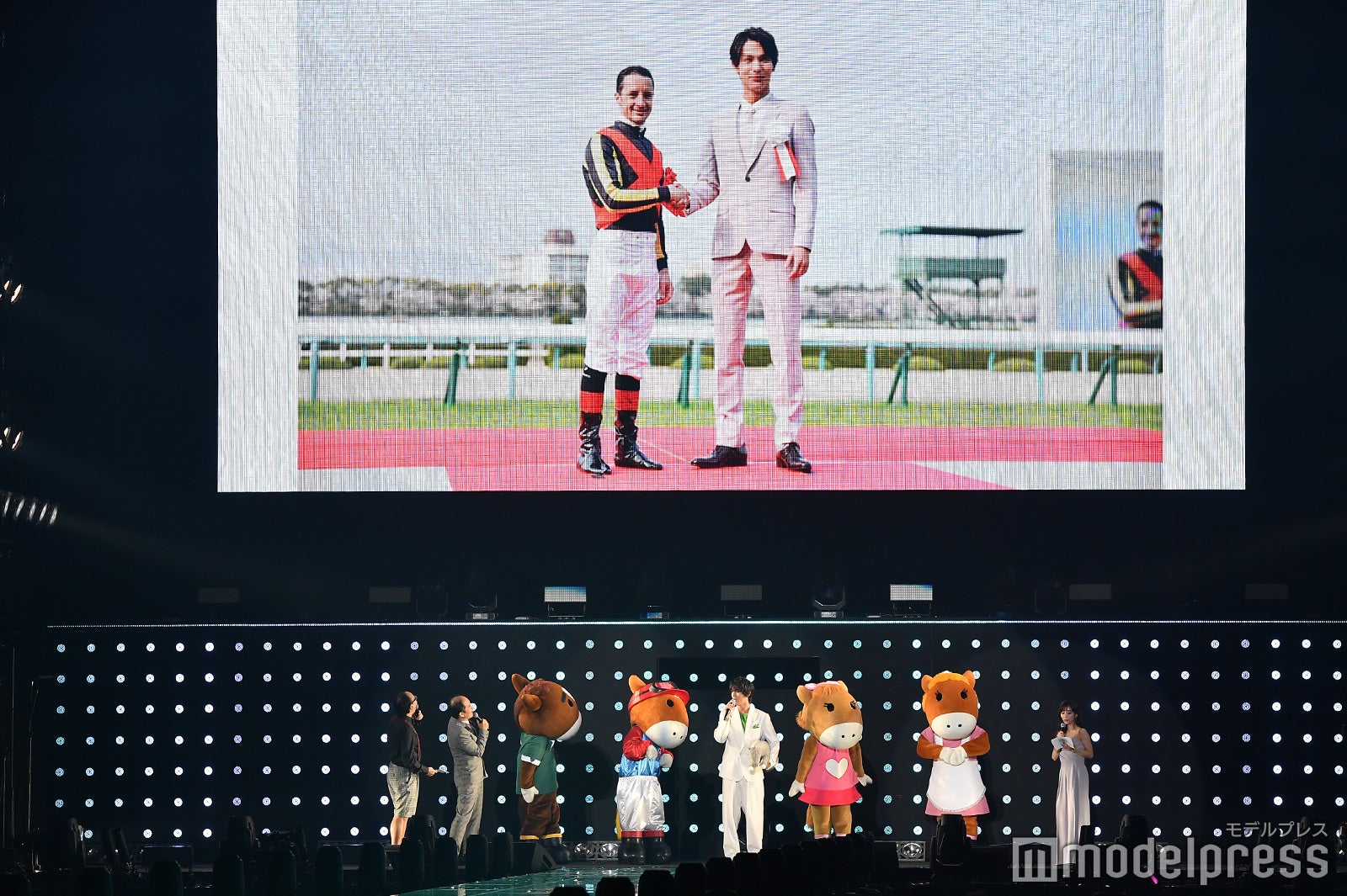 プレゼンターとして登場した時の様子 （C）モデルプレス