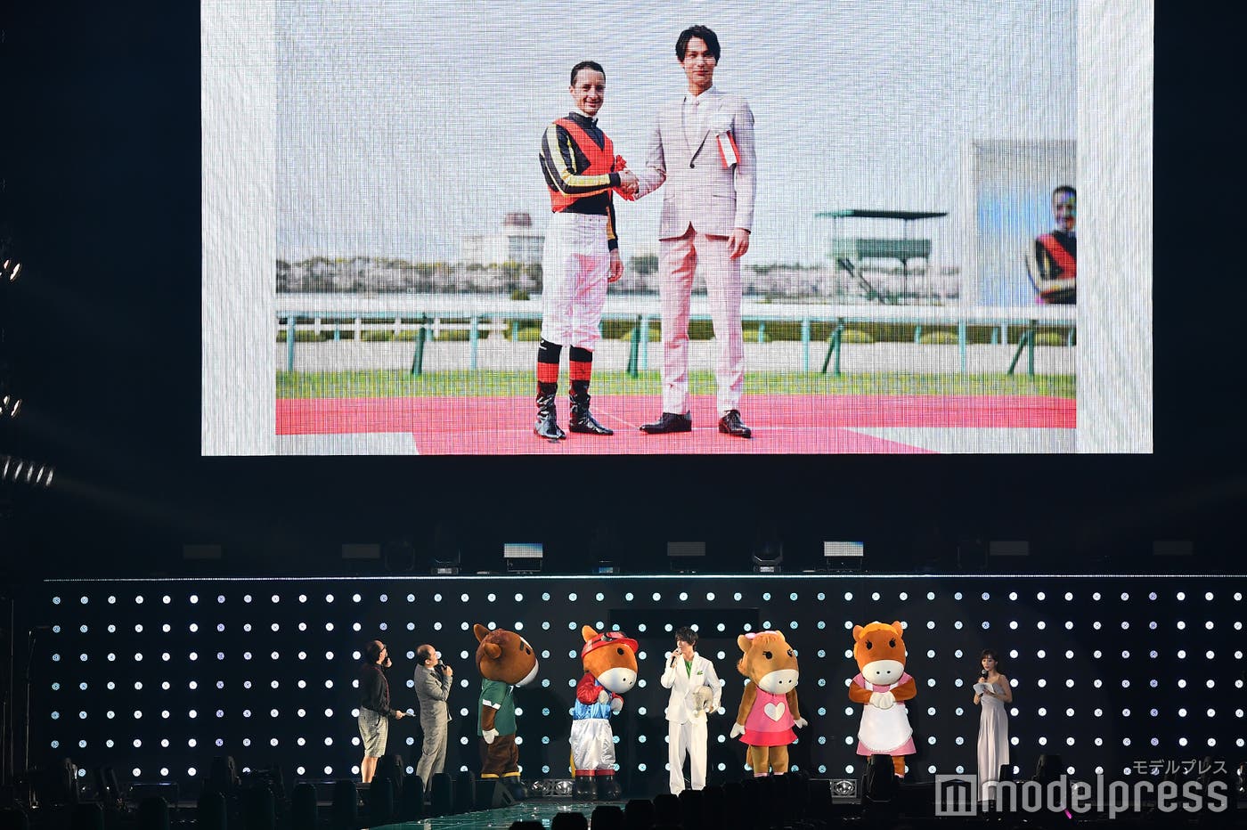 プレゼンターとして登場した時の様子 (C)モデルプレス