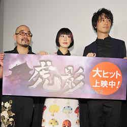 映画「虎影」の大ヒット舞台挨拶の様子（左から）西村喜廣監督、鳥居みゆき、斎藤工