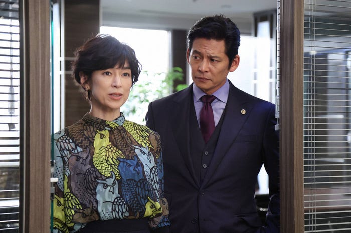 鈴木保奈美、織田裕二「SUITS/スーツ2」第14話より(C)フジテレビ