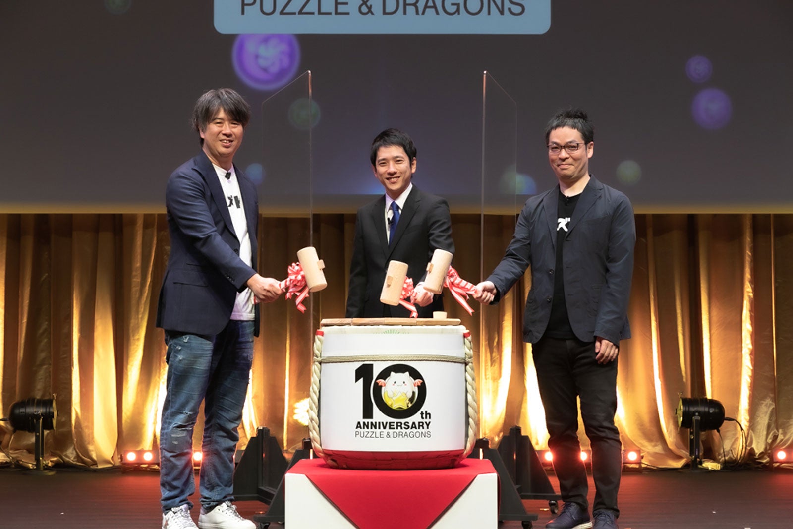 （左から）携帯ゲームエグゼクティブプロデューサー森下一喜氏、二宮和也、携帯ゲームプロデューサー山本大介氏（提供写真）