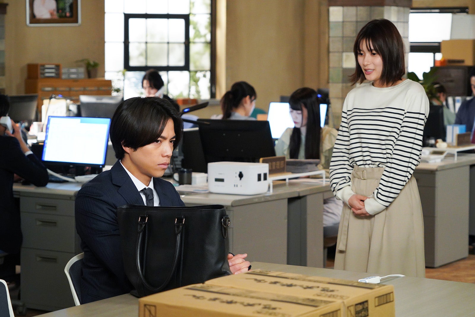 重岡大毅、芳根京子／「それってパクリじゃないですか？」第1話より（C）日本テレビ