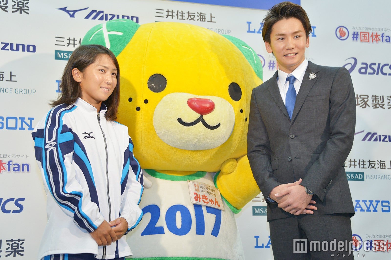（左から）本杉風音選手、みきゃん、江原騎士選手 （C）モデルプレス