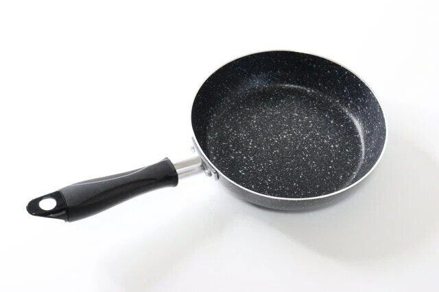 ダイソーのガス用マーブルコーティングフライパン（18cm）1