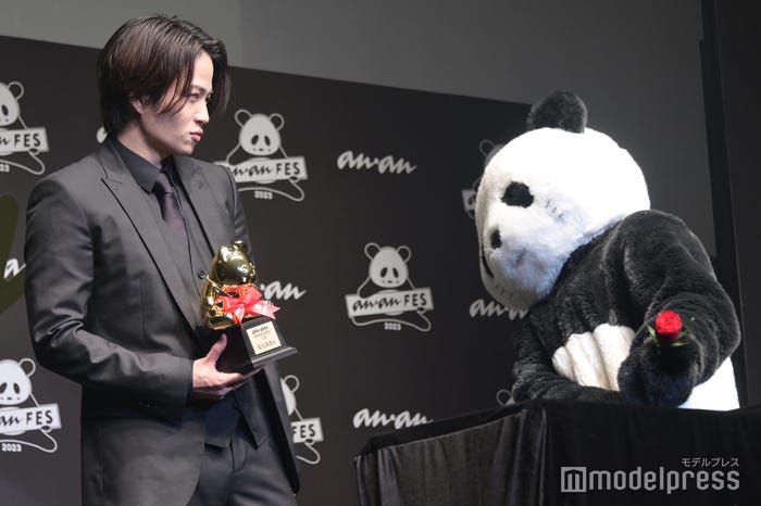 「anan AWARD」受賞者初?パンダにバラを差し出す菊池風磨、照れるパンダ(C)モデルプレス
