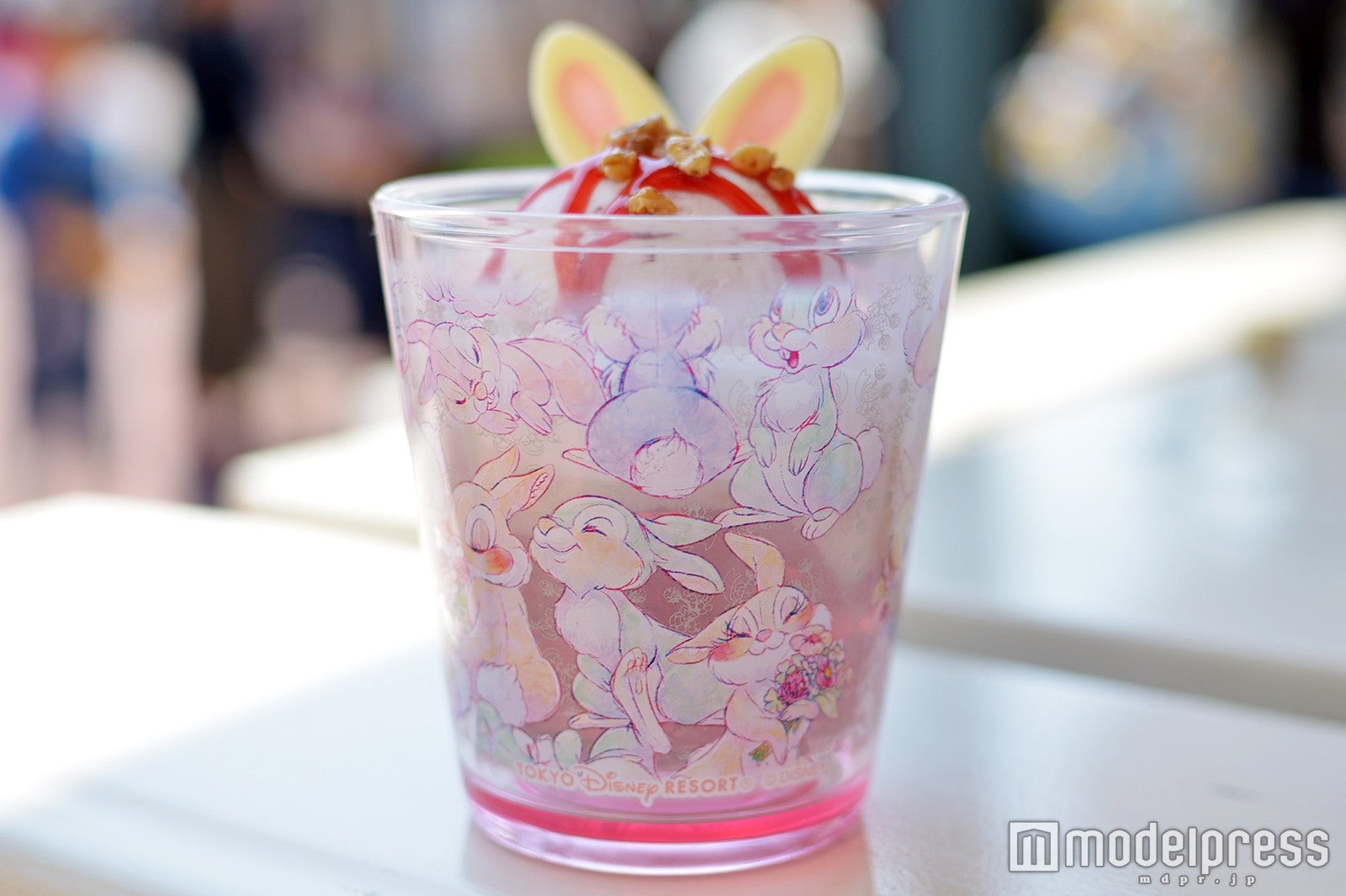 イースターサンデー（ミックスベリーゼリー＆ストロベリーチーズアイス）、スーベニアカップ付き¥860（C）モデルプレス