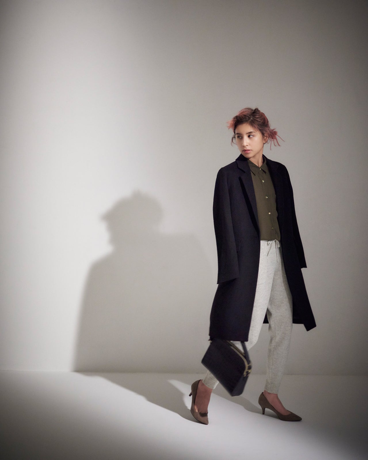 ニットパンツ￥1,990、チェスターコート￥4,990、シャツ￥1,990、型押しバッグ￥1,990、パンプス￥2,490／すべてGU（C）TOPLOG