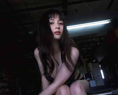 大久保桜子、大胆な水着で美ボディ披露 圧倒的透明感放つ姿も