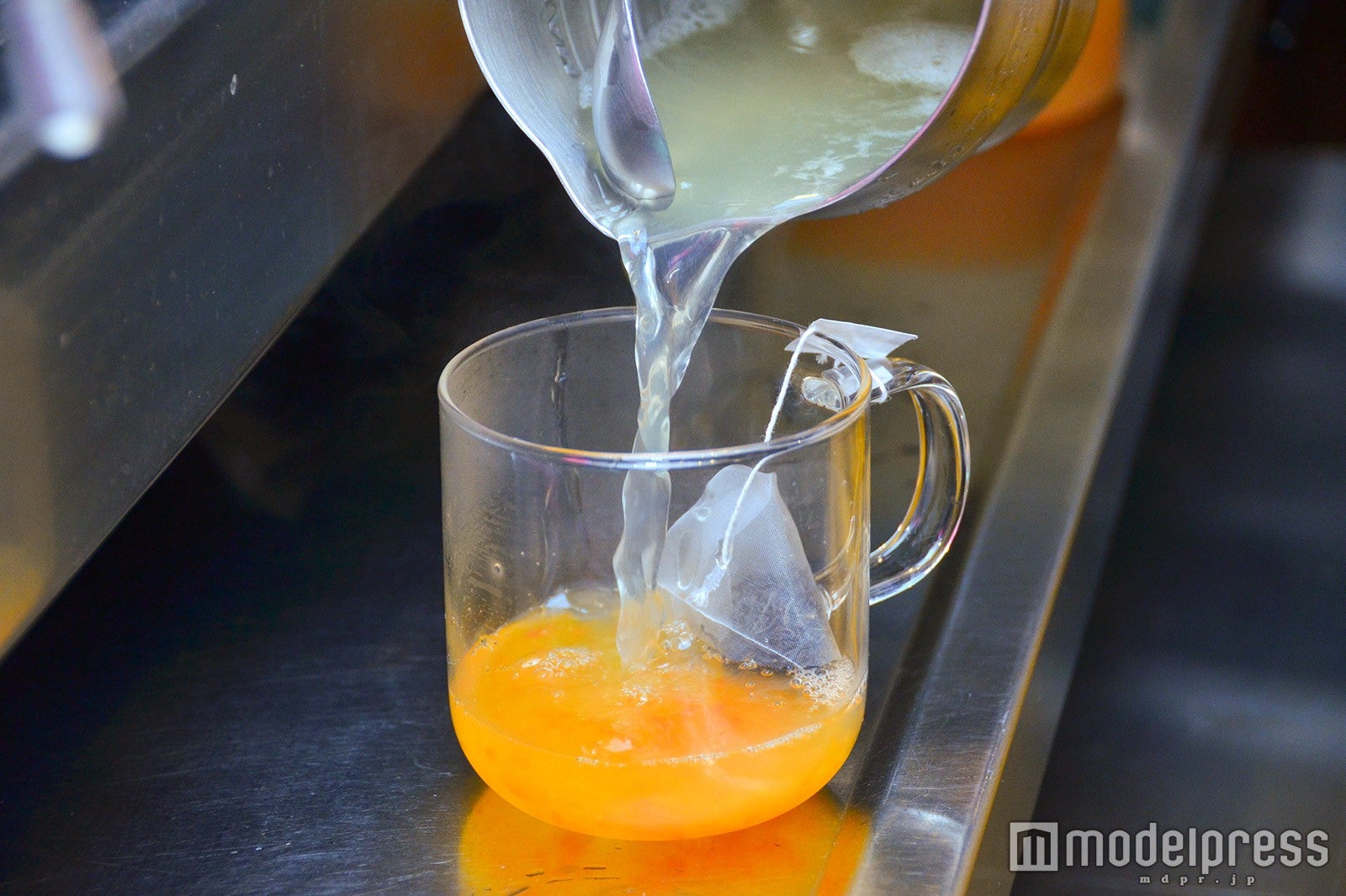 ジュースを注ぐと…（C）モデルプレス