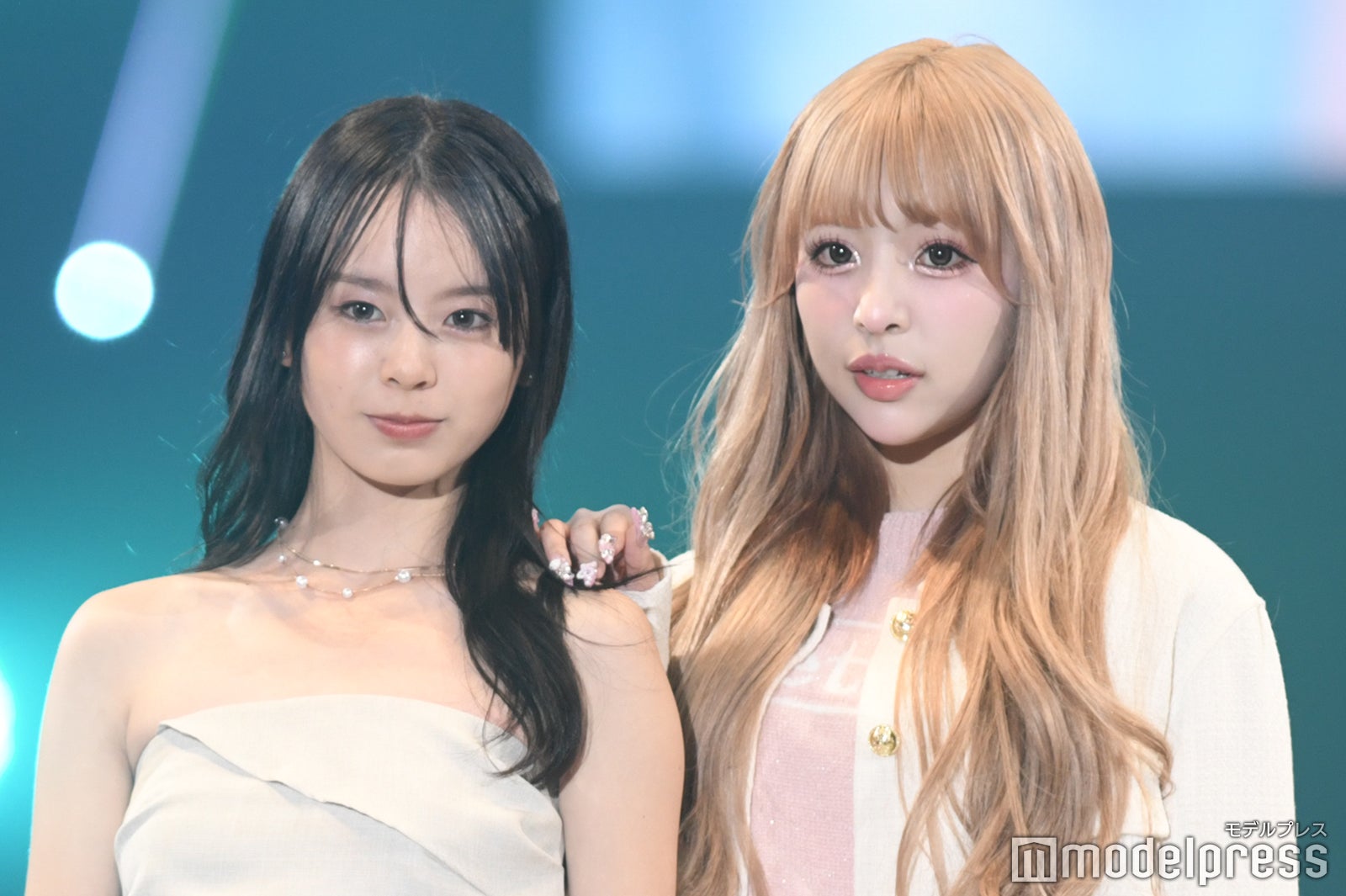 「今日好き」小國舞羽＆あいさ、雰囲気ガラリのリンクコーデで手繋ぎランウェイ【サツコレ2025S/S】