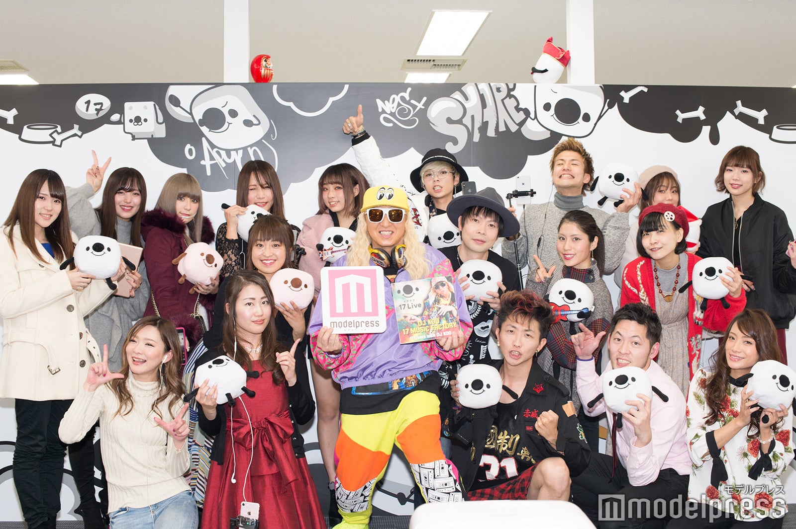 トークセッションに集まったDJ KOO＆17ライバーたち（C）モデルプレス