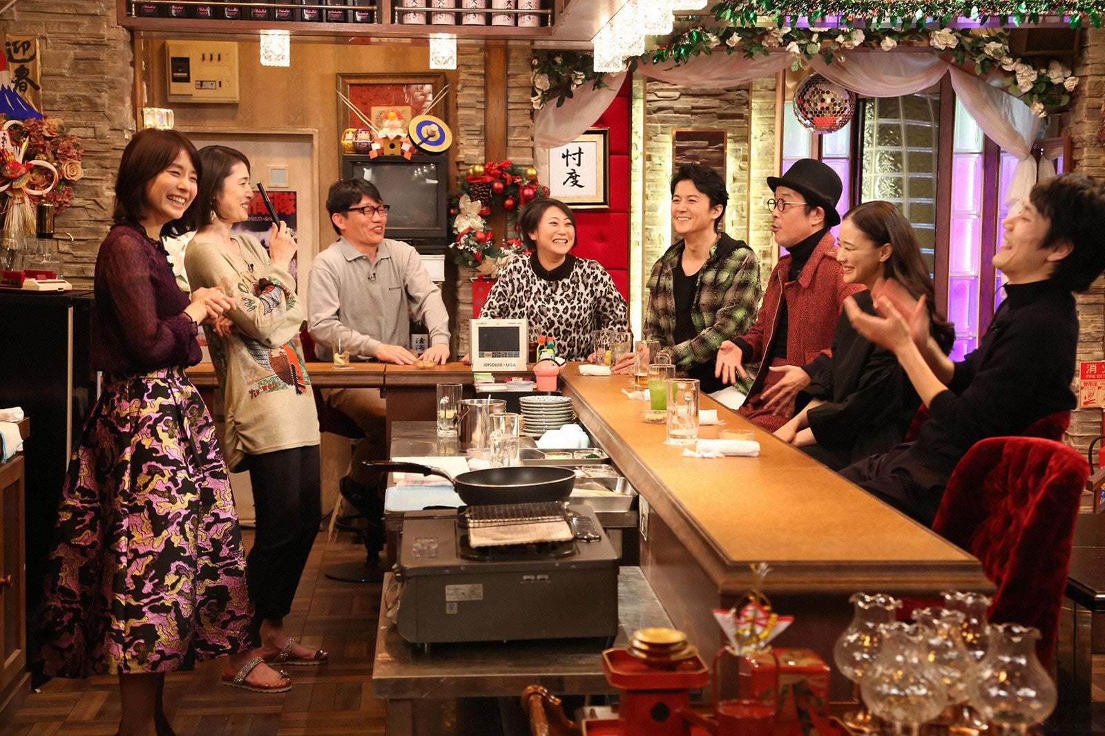 『「天海祐希・石田ゆり子のスナックあけぼの橋」×福山雅治「ウタフクヤマ」合体新年会SP』より（C）フジテレビ