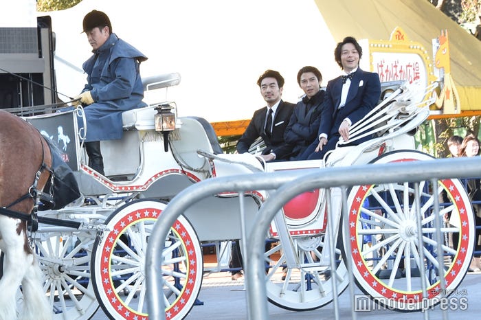 馬車で登場した賀来賢人、大谷亮平、中村倫也(C)モデルプレス