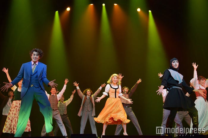 (左から)小栗旬、瀧本美織、賀来賢人(C)モデルプレス