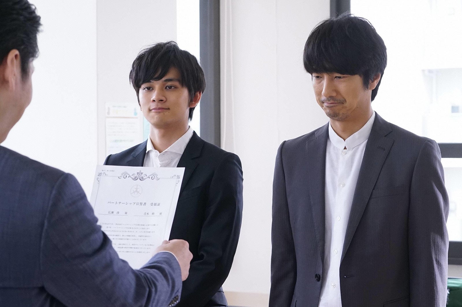 北村匠海、眞島秀和／「隣の家族は青く見える」最終話より（C）フジテレビ