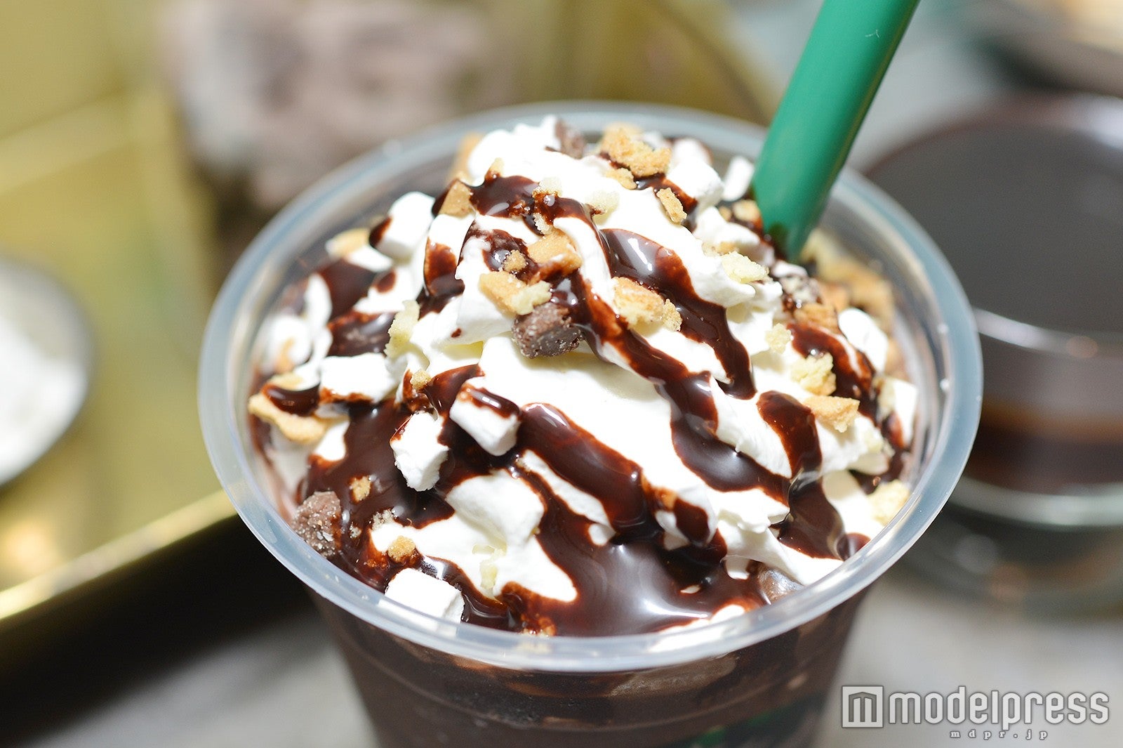 トップにはホイップクリーム、チョコレートソース、スモアを表現したクリスピーマシュロ・ベイクドチョコレート・ビスケット （C）モデルプレス