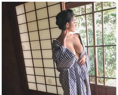 天木じゅん「見えちゃいそう」「際どすぎ」豊満バスト大胆あらわな浴衣ショットに注目集まる
