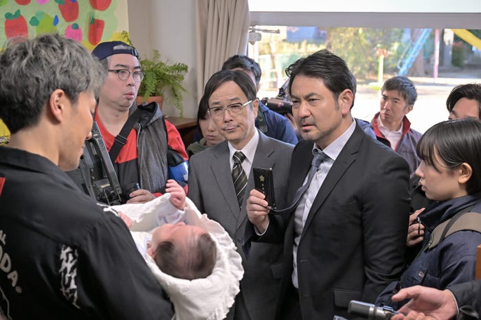 リリー・フランキー、藤本隆宏「クジャクのダンス、誰が見た?」(C)TBS