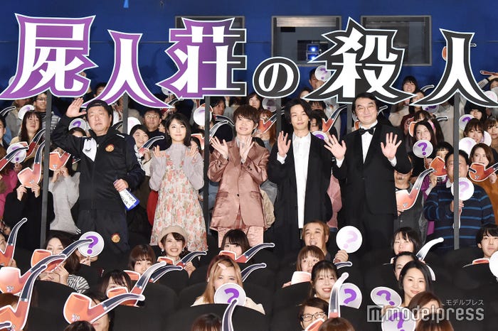 (左から)木村ひさし監督、浜辺美波、神木隆之介、中村倫也、池田鉄洋(C)モデルプレス
