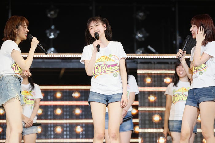 アンコールで号泣しちゃう松岡はな (C)AKS