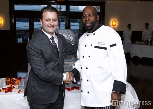 ブルックリンにある「Peter Luger Steak House」のベンジャミン・プロブカイ氏とアーテュロ・マクレッド氏／画像提供：オーイズミフーズ