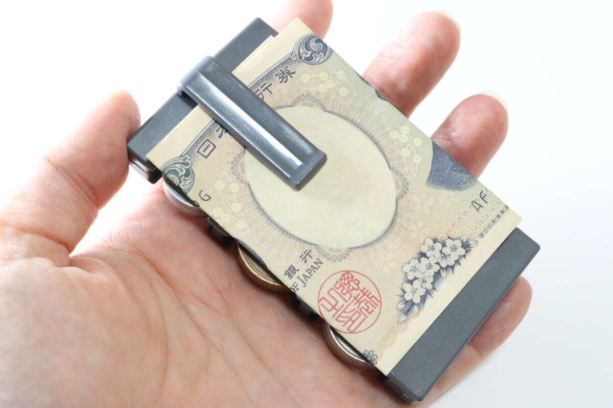 ダイソーのコインホルダー（クリップ付）にお札を挟む