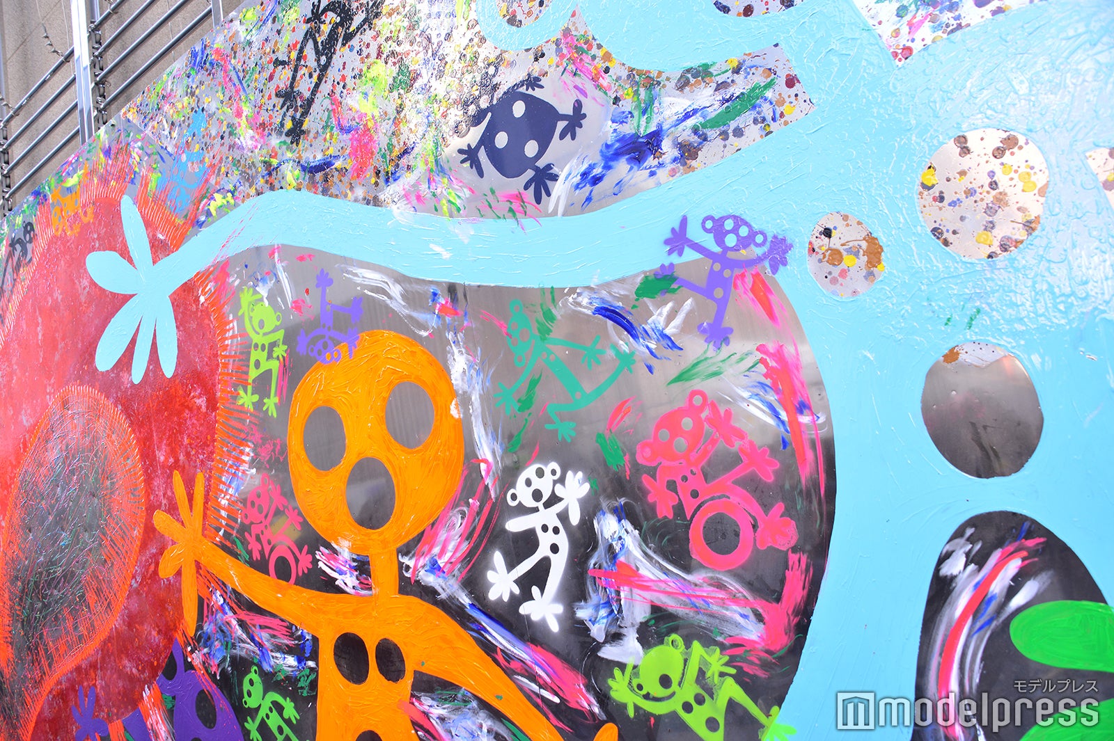 さまざまな色と形の人が描かれる