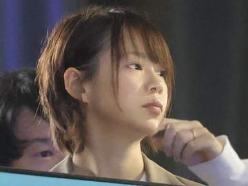 ほっぺたむに～ 高木菜那さん 電車の中でポーズの姿に「無限大のかわゆさ」「引っ張りたい」