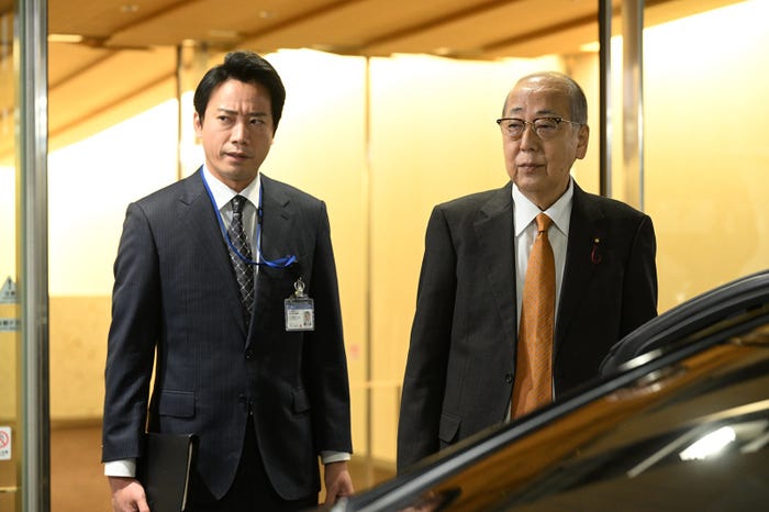 (右)岸部一徳(C)カンテレ