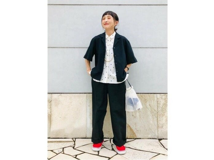 リネンのセットアップに、たくさん歩けるよう足元はスニーカーで　出典：WEAR