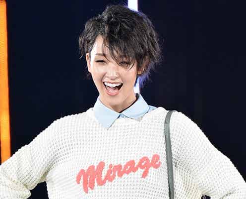剛力彩芽の投げキッスに胸キュン スマイル全開ランウェイ