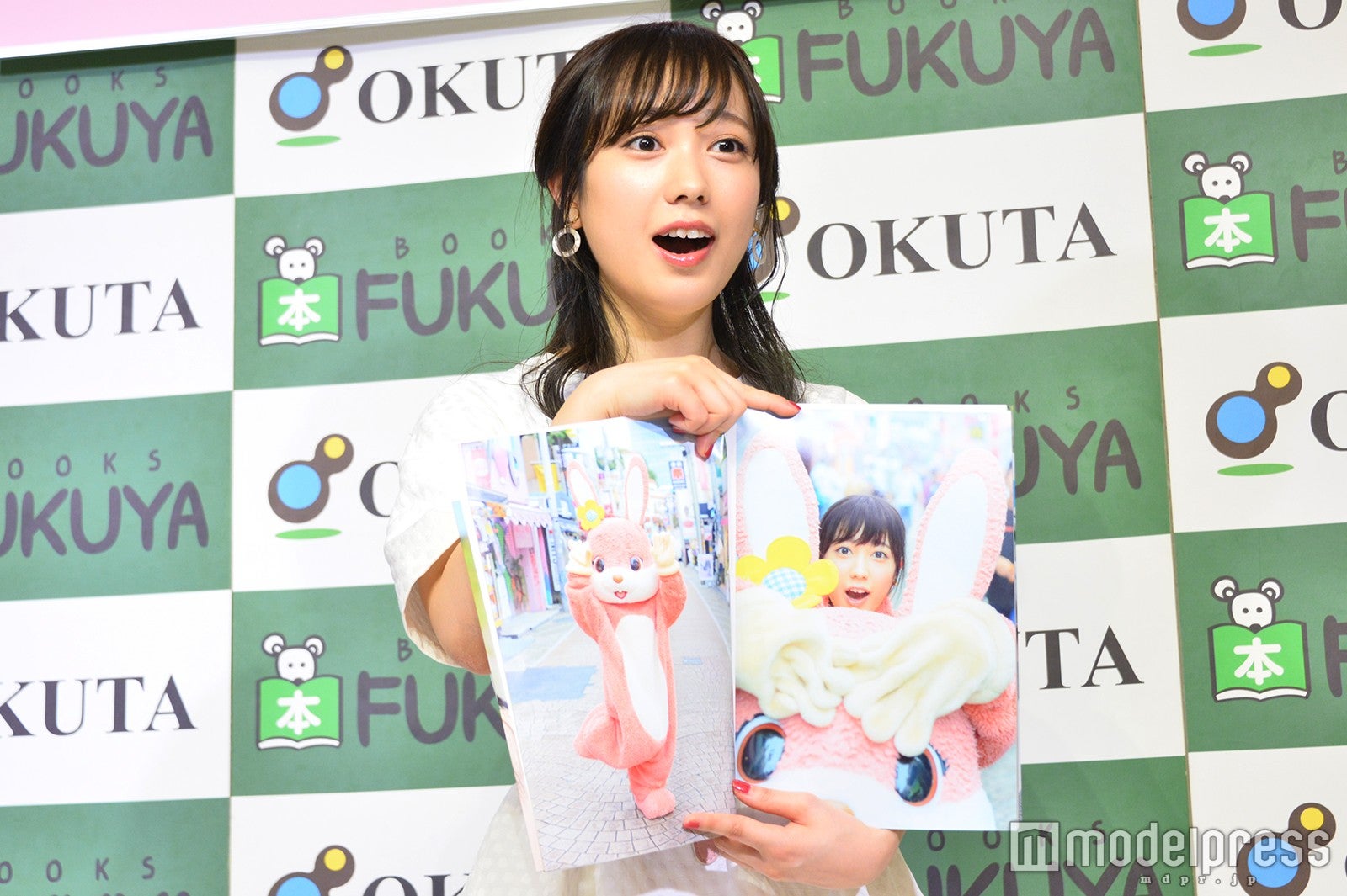 お気に入りは着ぐるみのカット／同じ顔を再現する井上理香子（C）モデルプレス