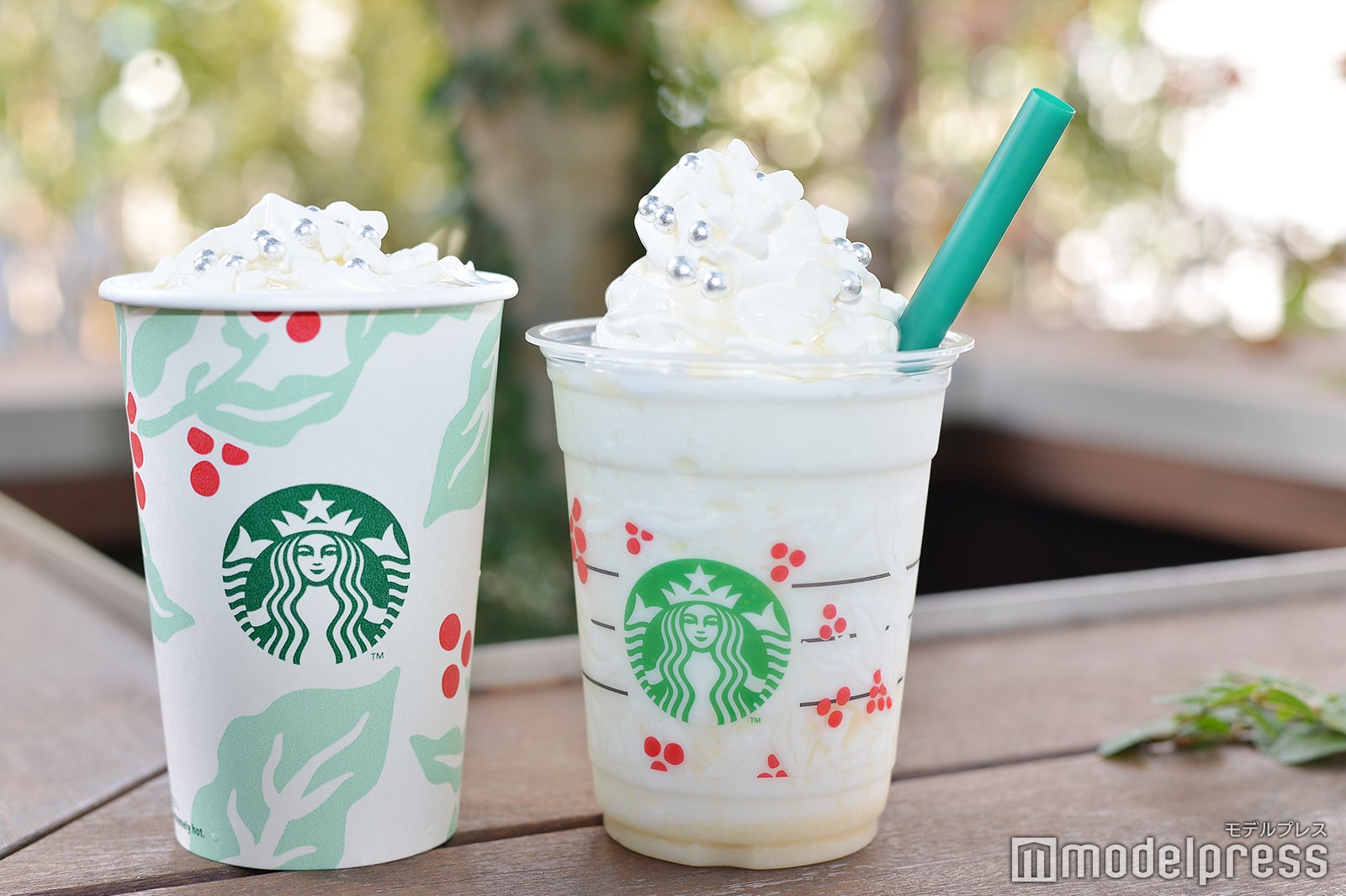 ホワイト チョコレート スノー　フラペチーノ（右）とホワイト チョコレート スノー（左） （C）モデルプレス