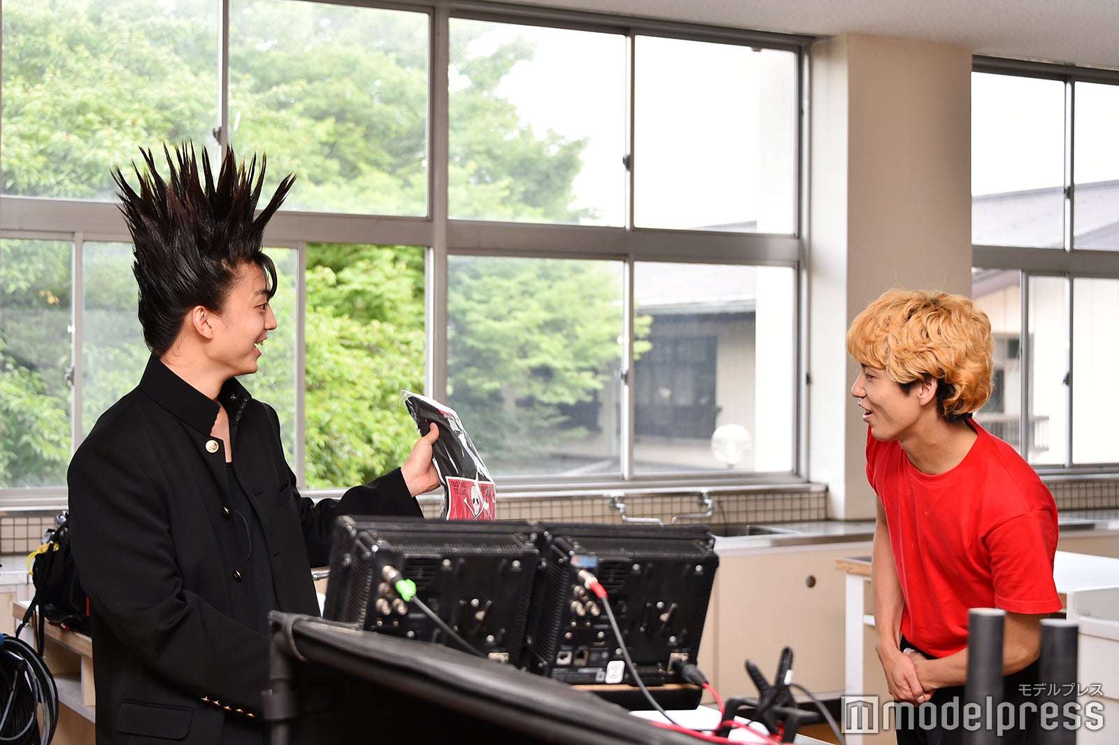 もらったプレゼントを嬉しそうに見せる伊藤健太郎（C）モデルプレス