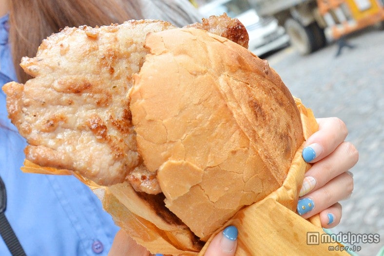 女子の顔くらいある「ポークチョップバーガー」